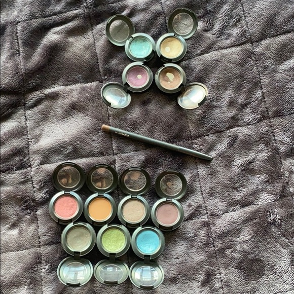MAC Cosmetics Eyeshadow Set of 10 + Eyeliner - Picture 5 of 6